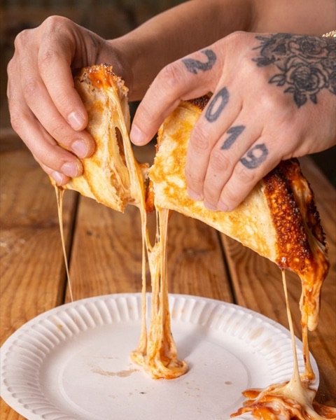 Pizza de queso con queso pull
